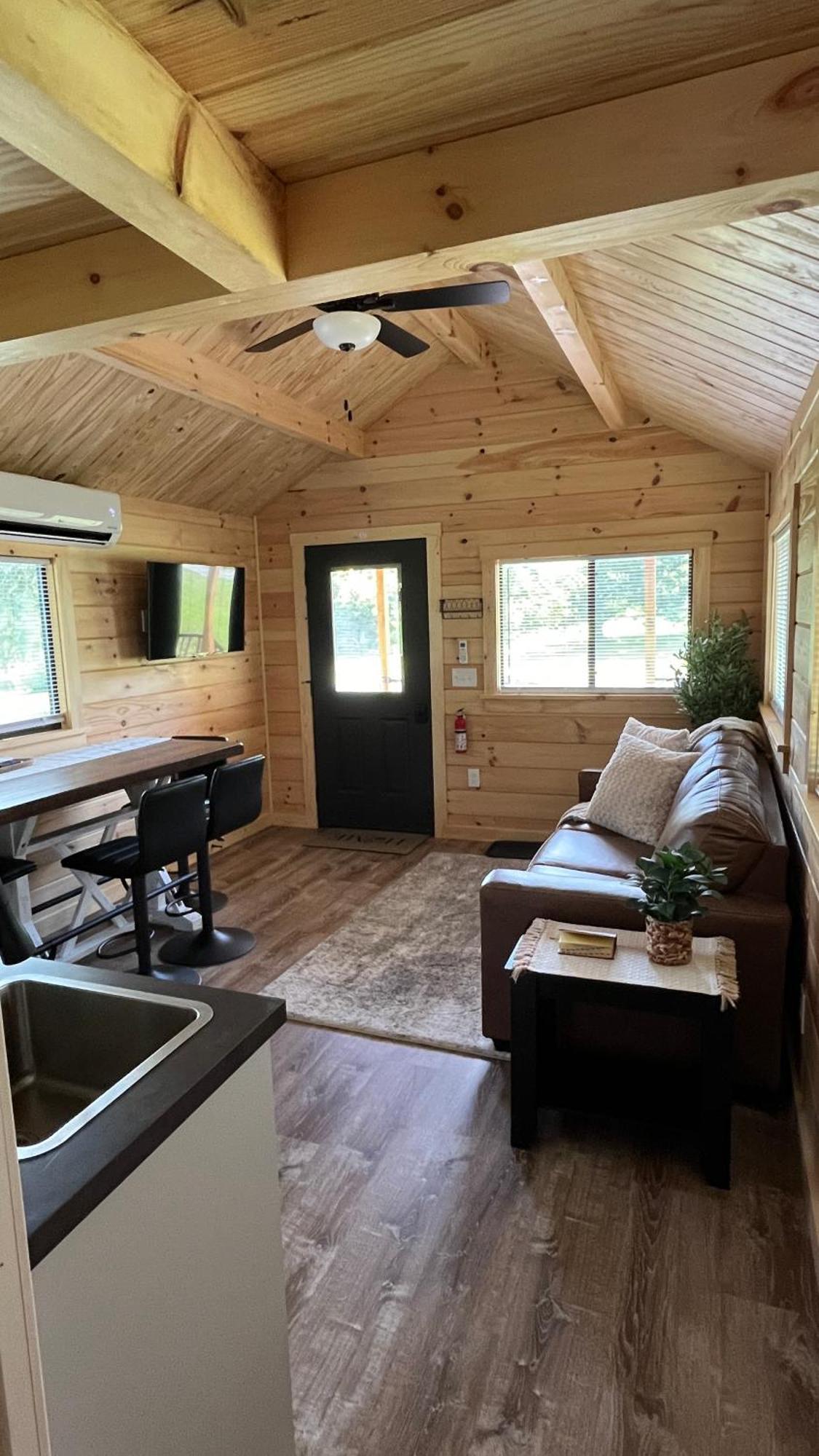 Route 6 Campground Gaines Room photo
